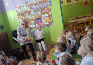 pani Sylwia czyta dzieciom