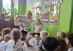 pani Sylwia omawia ilustracje do wiersza