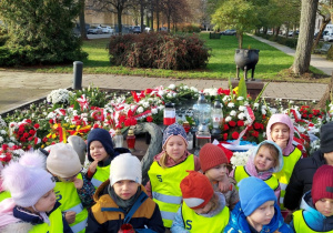 dzieci przed Grobem Nieznanego Żołnierza