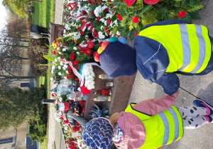 dzieci przy Grobie Nieznanego Żołnierza