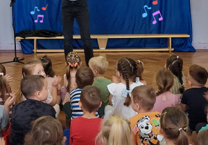 gość zaprasza dzieci na audycję muzyczną