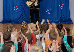 mariachi gra i śpiewa dla dzieci