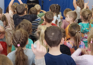 mariachi śpiewa z dziećmi o Speedy Gonzales'ieie