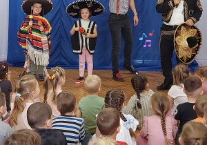 wybrane dzieci prezentują instrumenty i elementy stroju meksykańskiego