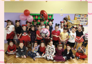 zdjęcie grupowe z balu Myszki Miki