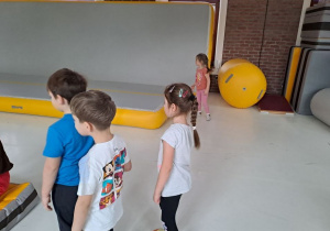 dzieci obserwują jak wykonać ćwiczenie