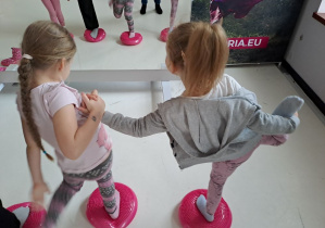 dzieci wykonują ćwiczenia równoważne