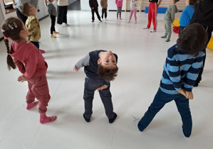 dzieci rozgrzewają się przed ćwiczeniami