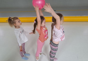 dzieci wykonują ćwiczenie z piłką