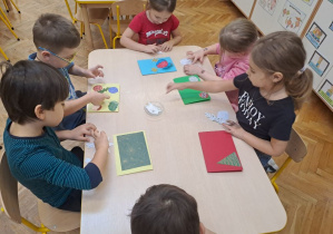 dzieci wykonują kartki świąteczne