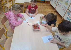 dzieci kolorują elementy kartek świątecznych