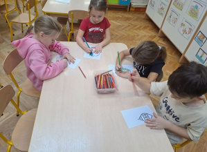 "Serce za odwagę" - "Motylki" wykonują kartki dla weteranów