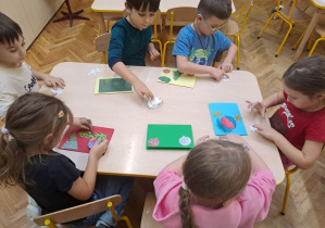 dzieci tworzą kartki dla bohaterów