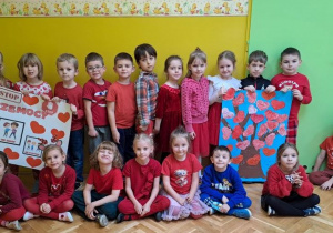 dzieci prezentują wykonane plakaty