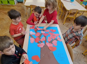 Dzień koloru czerwonego razem z kampanią "Dzieciństwo bez przemocy" w grupie "Motylków"