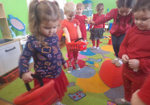 zabawa "Czerwony koszyczek"