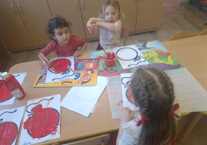 dzieci malują farbami