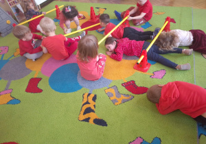 dzieci pokonują tor przeszkód