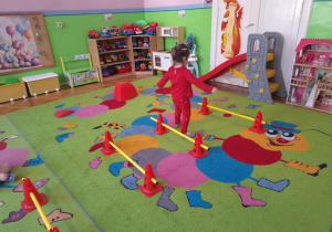 dziewczynka przechodzi przez tor przeszkód