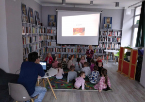 dzieci oglądają prezentację o jesieni
