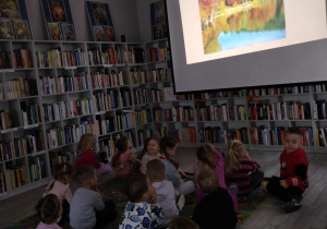 dzieci rozmawiają o jesieni