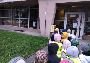 dzieci idą do biblioteki