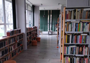 regały z książkami