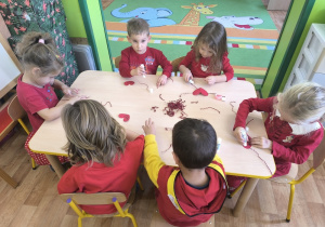 dzieci wykonują serduszka