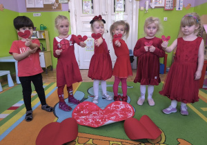dzieci prezentują swoje serduszka
