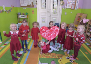 dzieci prezentują swoją pracę - maxi serce