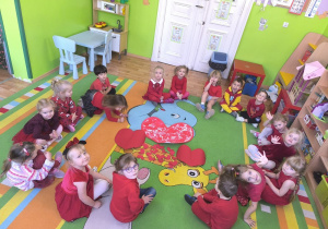 dzieci prowadzą rozmowy o tym dlaczego czują się kochane