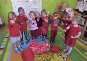 dzieci i ich serduszkowe prace