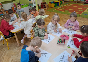 dzieci kolorują patyczaka