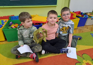 dzieci prezentują maskotkę Zippiego - patyczaka