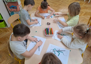 dzieci wylepiają patyczaka plasteliną