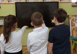 dzieci wskazują monitor