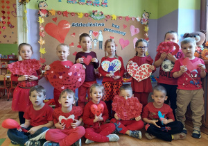 dzieci i ich serduszka wykonane z rodzicami