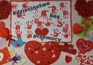 plakat tematyczny i serduszka wykonane wspólnie z rodzicami w grupie III