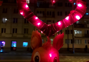 czerwone serduszko w oknie