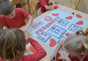 dzieci tworzą plakat - stop przemocy