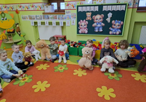 dzieci bawią się z misoami