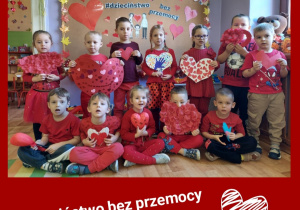 dzieci prezentują wykonane razem z Rodzicami serca dla wsparcia kampanii