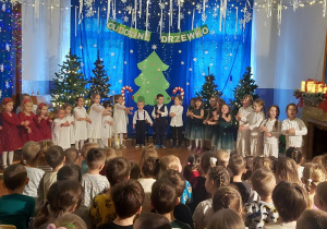 młodzi aktorzy rozpoczynają przedstawienie piosenką