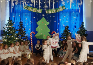 dziewczynki tańczą z poduszkami