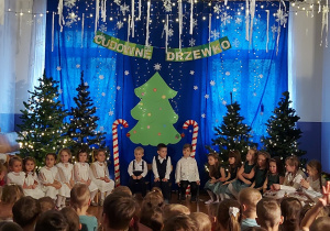 aktorzy na scenie przed rozpoczęciem przedstawienia