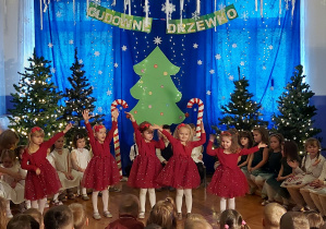 dziewczynki tańczą