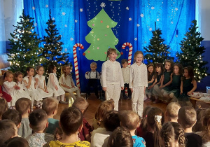 dzieci recytują swoje role