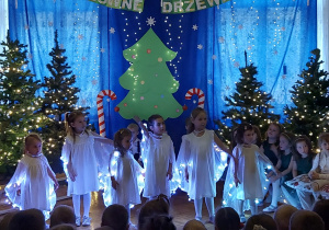 dziewczynki w bieli tańczą