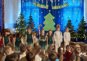 dzieci prezentują swoje role