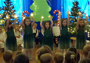 dziewczynki w zielonych sukienkach tańczą